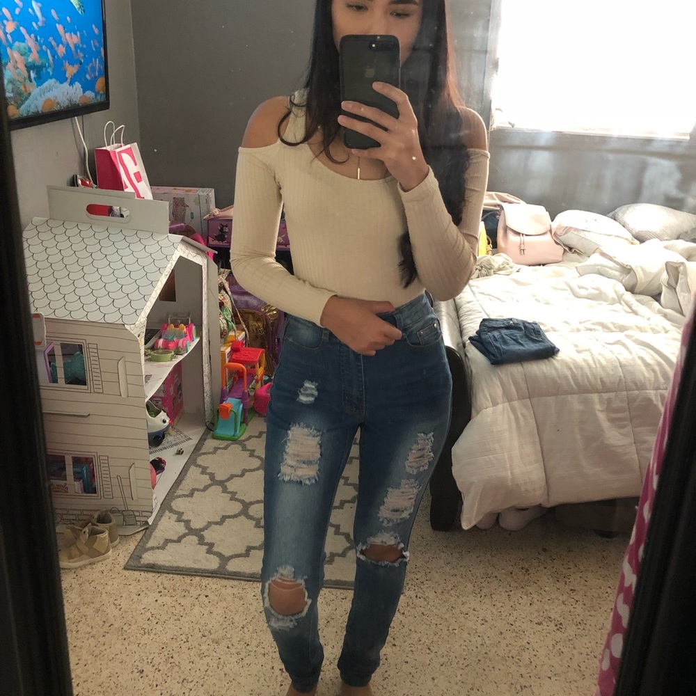 EXTRA high waisted ripped jeans